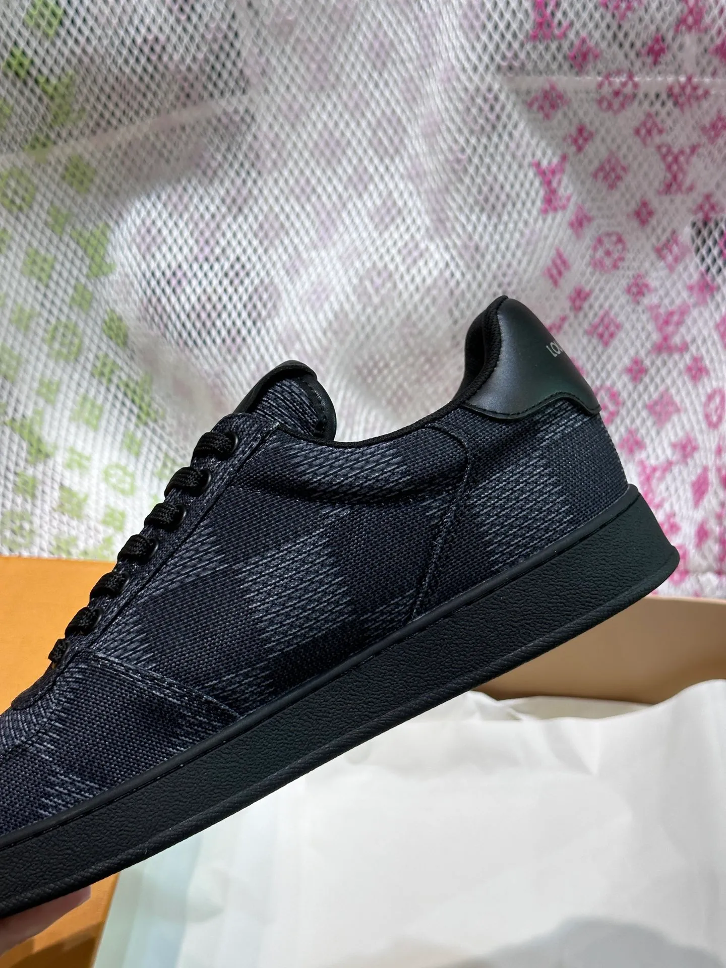 Men's Men's Shoes 💰p420 L·v Rivoli men's low-top casual sneakers, the classic checkerboard pattern will never go out of style. This Rivoli environmentally friendly sneaker is made of 90% sustainable materials. It is recycled polyester fiber integrated with the iconic Damier jacquard, and the outsole is shaped with recycled polyurethane. An upcycled LV logo perches on the tongue, while Louis Vuitton logos appear on the sides and rear. Comfortable and durable, versatile style, can be worn in all seasons, simple and fashionable item!  Size: 38-44